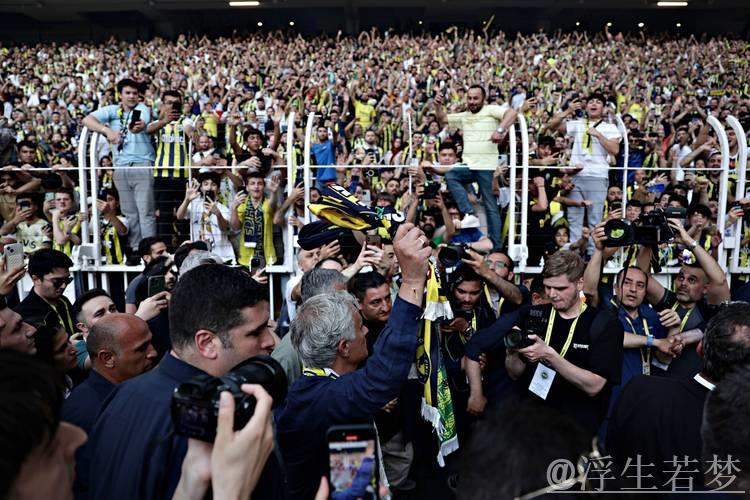 穆里尼奥邀请费内巴切大巴停车，与球迷合影留念